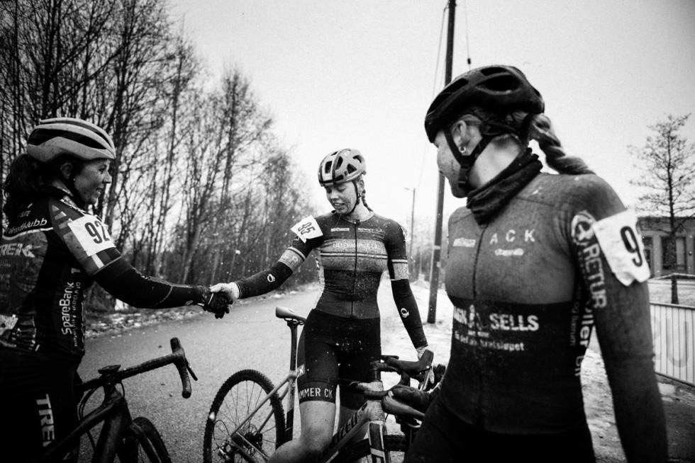 PALLEN: Elisabeth Sveum (t.v) ble nummer to, Sigrid Andrea Fløgstad nummer to og Ottestad altså nummer en. podiet nm cyclocross damer