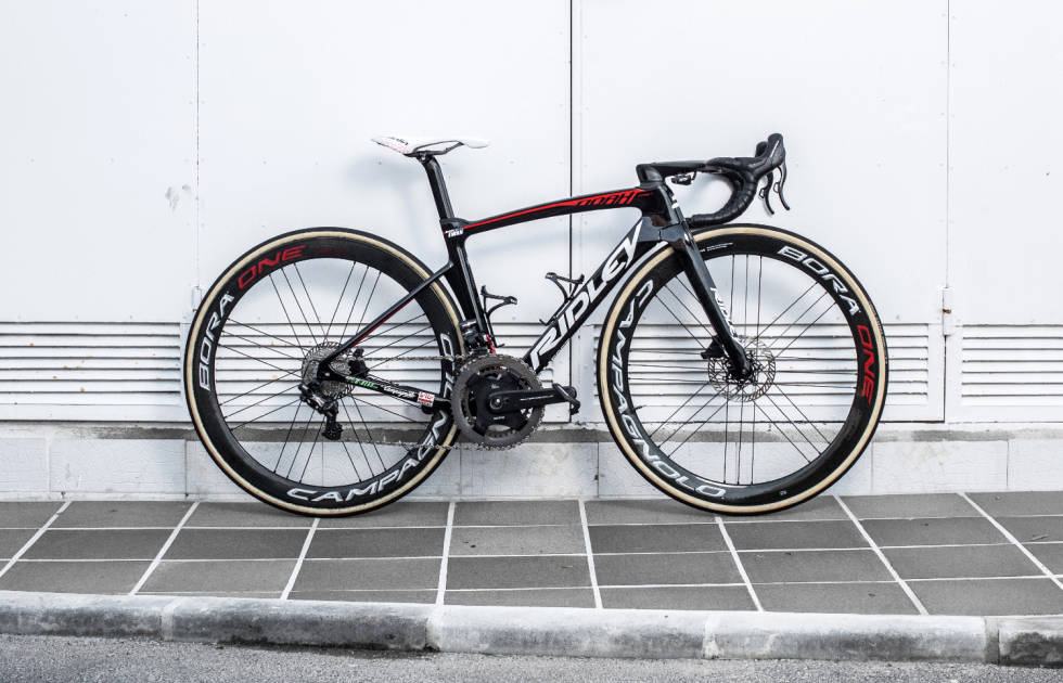 LITEN: Ridley eller Lotto Soudal har ikke oppgitt noen rammestørrelse på Ewans sykkel, men den er trolig størrelse 48. Ewan har et 140mm stem for å komme langt over styret i spurtene. FOTO: Face Peeters Noah Fast Disc Caleb Ewan - Copyright FacePeeters_1(1)