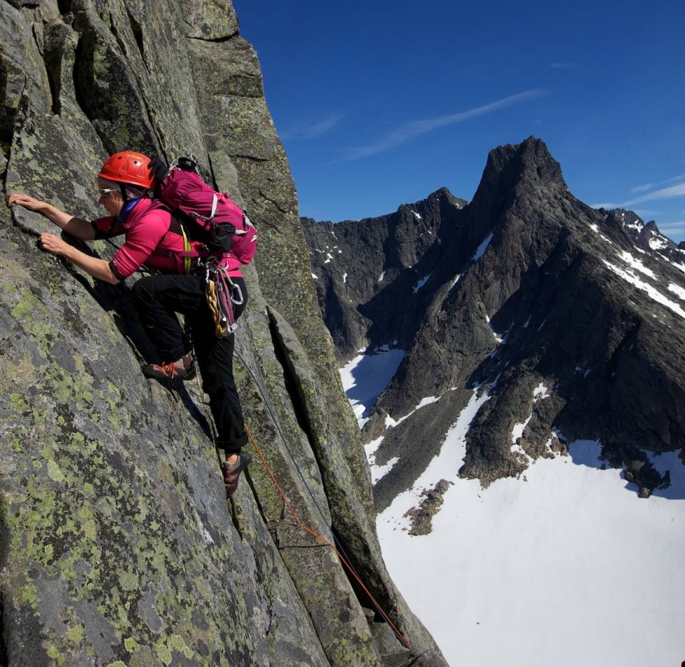 Testtur: Med en todagers tur i Hurrungane på programmet tester vi nivået og fjellferdighetene til deltakerne på første del av Smørstabtindtraversen (4, 2 t.l.). Her ved den klassiske traversrapellen mellom Veslebjørn og Bjørnungen. Kurs: Fjellsport nivå 2, DNT. Foto: Henning Wang