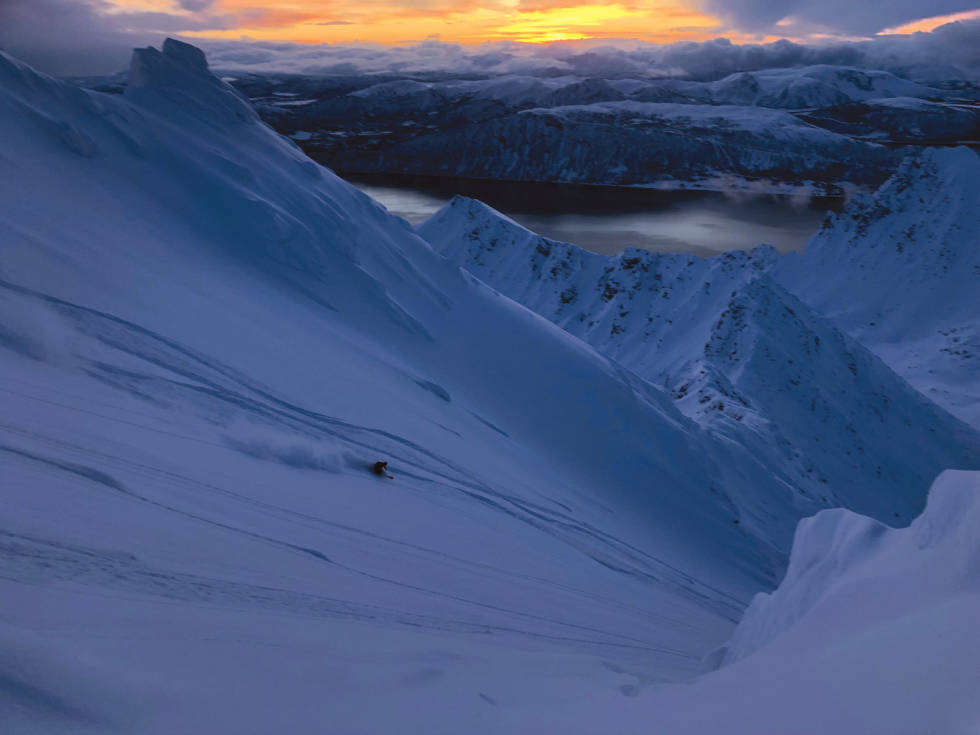Vestsiden på Nona er nok en av de beste skifjellene for de som liker bratt kjøring. Einar Frønum flyter på endeløs pudder og glede ettersom det snedde hele veien opp. Nona-Grytøya-2