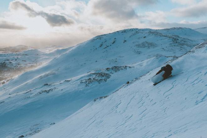 DRØMMEN: Vi skriver 23. oktober og jeg konstaterer at snøen ikke har smelta, men derimot blitt til en aldeles super såle. Foto: Kristoffer Kippernes topptur sesongstart oppdal