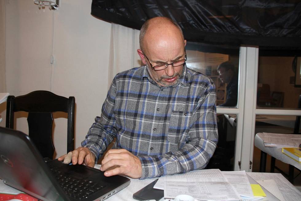 TUNGA RETT I MUNNEN: Prøveleder Tore Mølmshaug gjorde en solid jobb med å holde styr på konkurransens tolv ekvipasjer. Nordisk-mesterskap-hundeutstilling-2