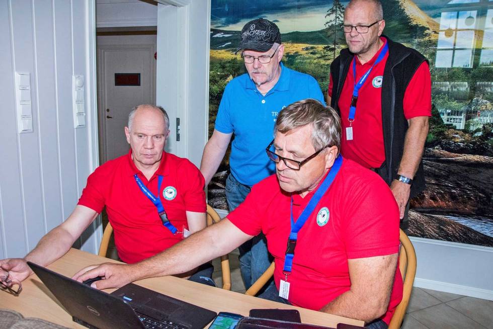 Hvor er hundene: Norges lagleder Kjell Kruke (til venstre) og Kjell Arild Haugen fra Norsk Kennel Klub (NKK) har full kontroll på hvor samtlige ekvipasjer befinner seg. Bak følger Rune Viken fra Tracker og arrangementsleder Kolbjørn Thun med. (Foto: Stein Roar Nervik) nordisk-mesterskap-løshund-3