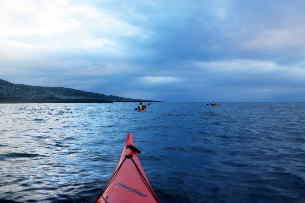 OPPDAGELSESFERD: Langs forrevne klipper med Austhavet forut og Varanger til høyre. Nordkinn-padling-3