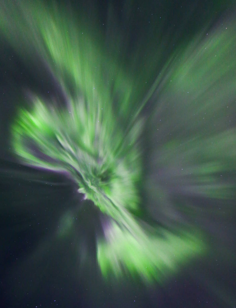 STERKT SKINN: Denne kvelden var det fyr og flamme over himmelen. Foto: Therese Norman Andersen nordlys aurora boralis