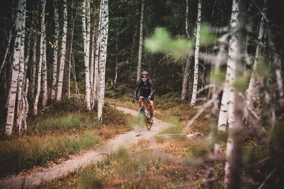 MARIOKART: Simen Sætre tar det kuli over kloppene ved Gjerdingen. Foto: Henrik Alpers. sykle gravel grus i nordmarka