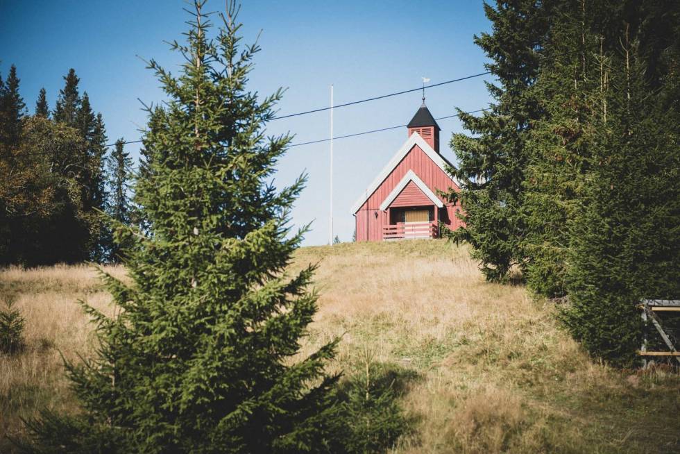 STERK I TRUA: Ringkollen kapell har vaffelutsalg en sjelden gang i løpet av sesongen. Bruk google til å finne fasiten. Foto: Henrik Alpers. Nordmarka-sykkel-gravel-18-2