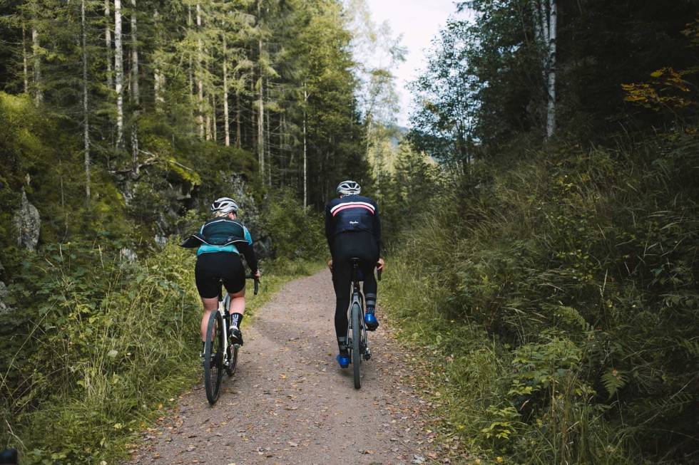JO FLERE VI ER SAMMEN: Denne turen nytes best i flertall. Artikkelforfatteren og Alexandre Diem på andre eventyr i Nordmarka. Foto: Steff Gutovsdka. Nordmarka-sykkel-gravel-25