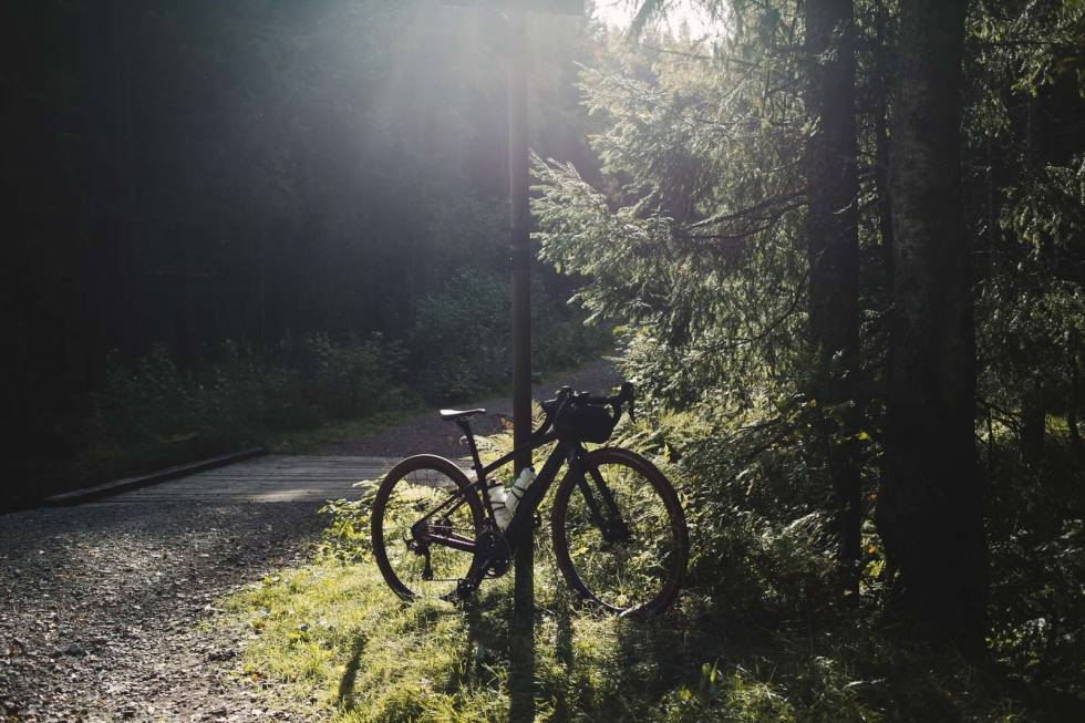 EN SOLSKINNSDAG: Selvsagt er det best med sol, men du verden så episke det er med kald høsttåke i Marka. Foto: Steff Gutovska. Nordmarka-sykkel-gravel-32