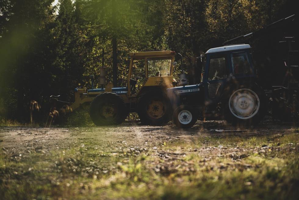 GAMLE GUBBER: To gamle traktorer tar en velfortjent høstpause ved Lommegården på Krokskogen. Foto: Henrik Alpers. sykle gravel grus i nordmarka