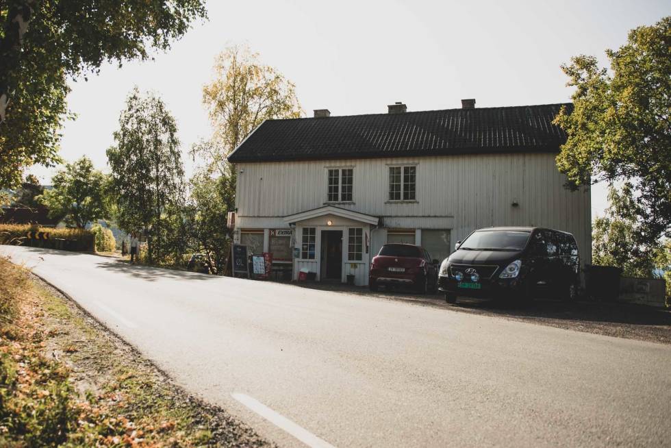 COLASTOPP: Turen går blant annet forbi Landhandelen i Åsa, som har spesialisert seg på øl og snus, men ikke syklister. Like fullt verdt et besøk for cola. Foto: Henrik Alpers. sykle gravel grus i nordmarka