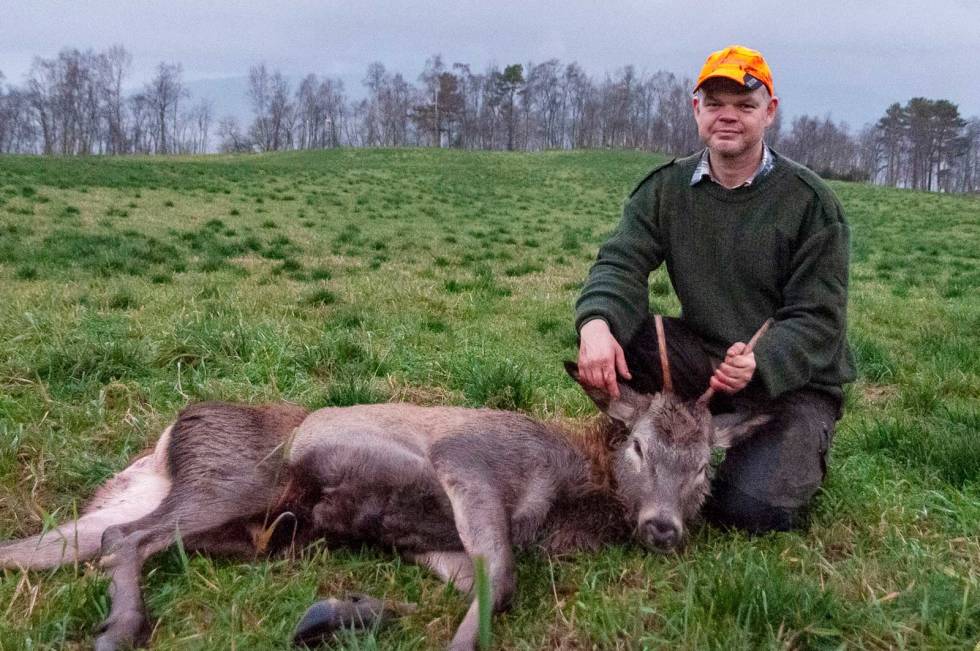 OBLIGATORISK FOTO: Etter endt jaktdag må Fredrik posere – ikke helt motvillig – med sin første hjort, etter at den er kjørt ned på gården. Nordmøre-Hjortejakt-3