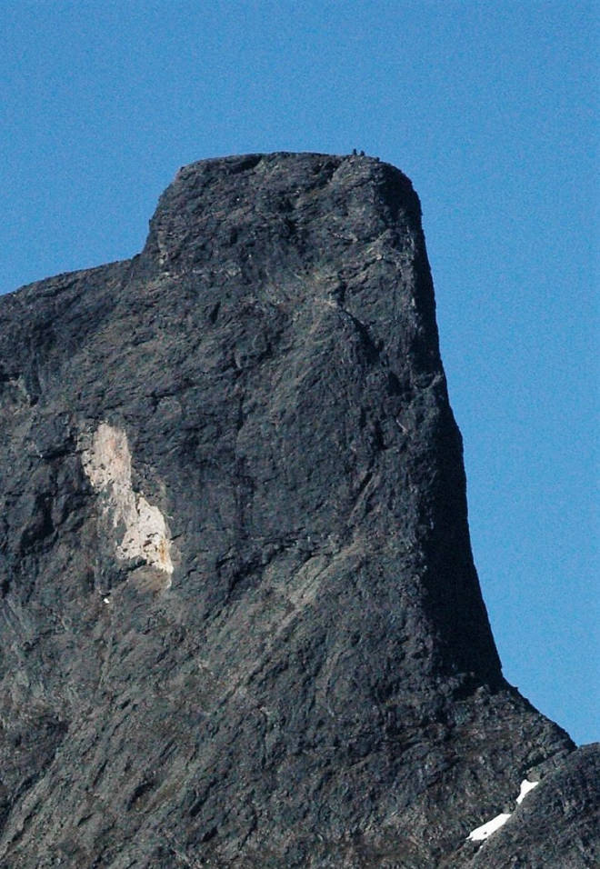 NORDVEGGEN: Ruta som ble førstebesteget i 1920 følger omtrent linja mellom lys og skygge opp nordveggen på Romsdalshorn. Foto: Iver Gjelstenli Nordveggen Romsdalshorn