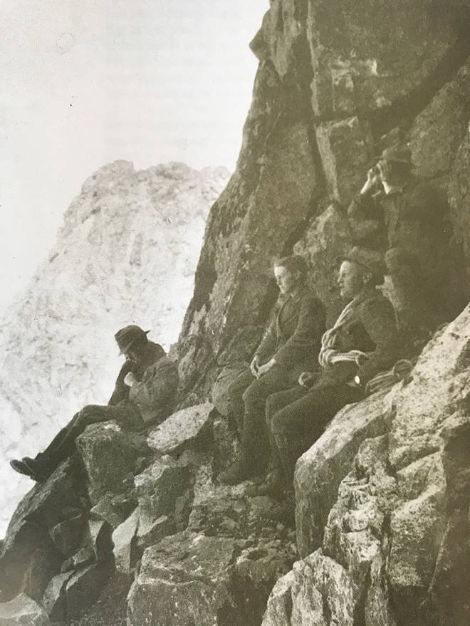 SPANSKESYKE PÅ NORDVESTEGGEN: Bryn sitter lengst ut mot styrtningen, Egill Rostrup er nærmest kameraet med pipe, Bryns hustru Sossen rett bortenfor ham, mens Eilert Sundt ser i kikkerten. Foto: Reidar Birkeland alf bryn store skagastølstind