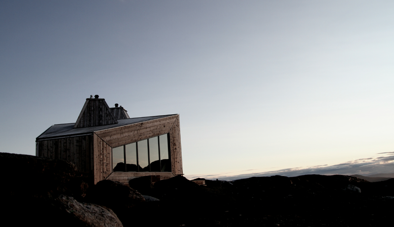 RABOTHYTTA: Hytta har utsikt til Okstindbreen og til Nord-Norges høyeste fjell, Oksskolten. Foto: Håvard Nystad RABOTHYTTA: Hytta har utsikt til Okstindbreen og til Nord-Norges høyeste fjell, Oksskolten. Foto: Håvard Nystad