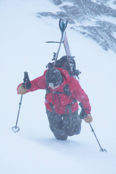 TESTING: Siv-Elin Skogen på vei opp mot Åbittind på Nordmøre med Norrøna Lofoten Gore-tex Thermo short på hendene. Foto: Tore Meirik test hansker topptur