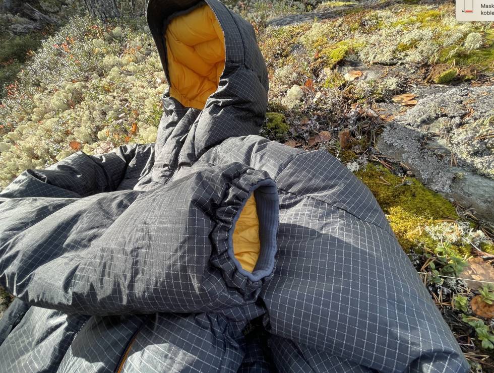 Avstivning:Hetta har en fin brem som gjør at regnet ikke renner ned i ansiktet. Ermene har ikke mansjett så det er greit å ta med hansker om du ser at været skifter. norrona-ace-down-hette-arm