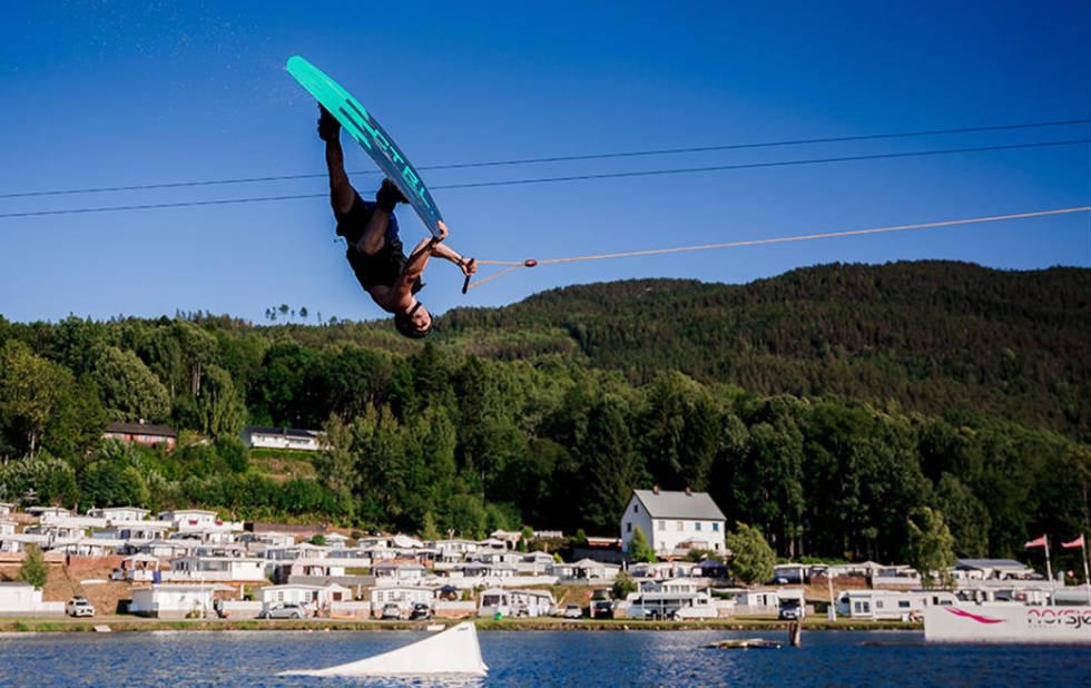 HOPP: Det er ikke uvanlig at folk klarer å hoppe allerede første dag de kjører wakeboard – men kanskje ikke like rått som her, fra Norsjø kabelpark i Telemark. Foto: Visit Bø wakeboard
