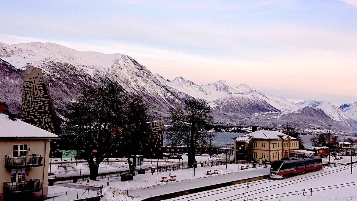 ÅNDALSNES: Rauma kunne vært en foregangskommune for den type turisme som alle var enige om må være en av bærebjelkene i framtidas reiselivssatising, skriver kronikkforfatteren. Foto: Erlend Sande åndalsnes sentrum