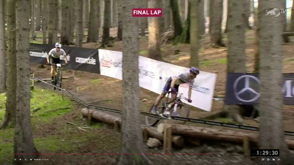 SCHURTERS JAKT: Fra å ligge rundt 20. plass halvveis jobbet Nino Schurter seg opp til fjerdeplass i mål. Henrique Avancini må også han vente noen dager til på sin første verdenscupseier. Nove Mesto XCO1 2020