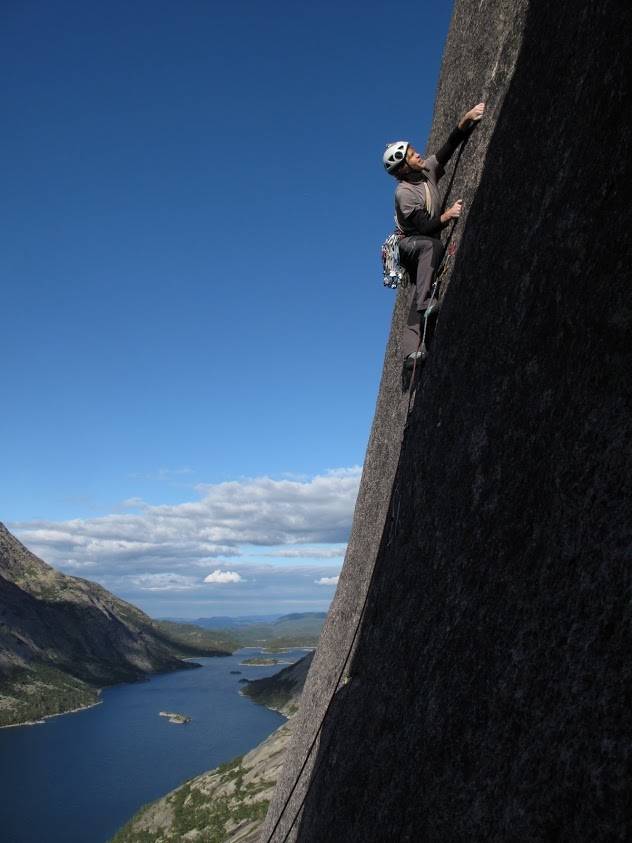 Nils Rune klatrende i Setesdal. Han er forsidemann på Setesdalsføreren. Setesdal, Nils Rune Birkeland