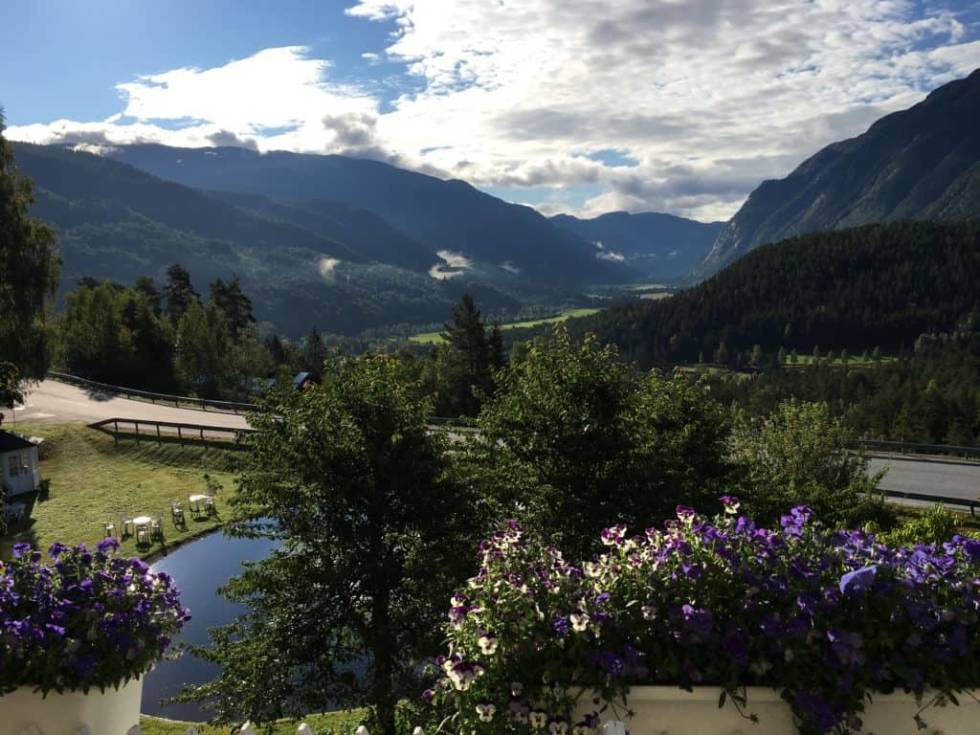 VIDSYN: Dette er utsikten fra Nutheim gjestgiveri. Klatringen slynger seg rundt hotellet. nutheim landeveissykling