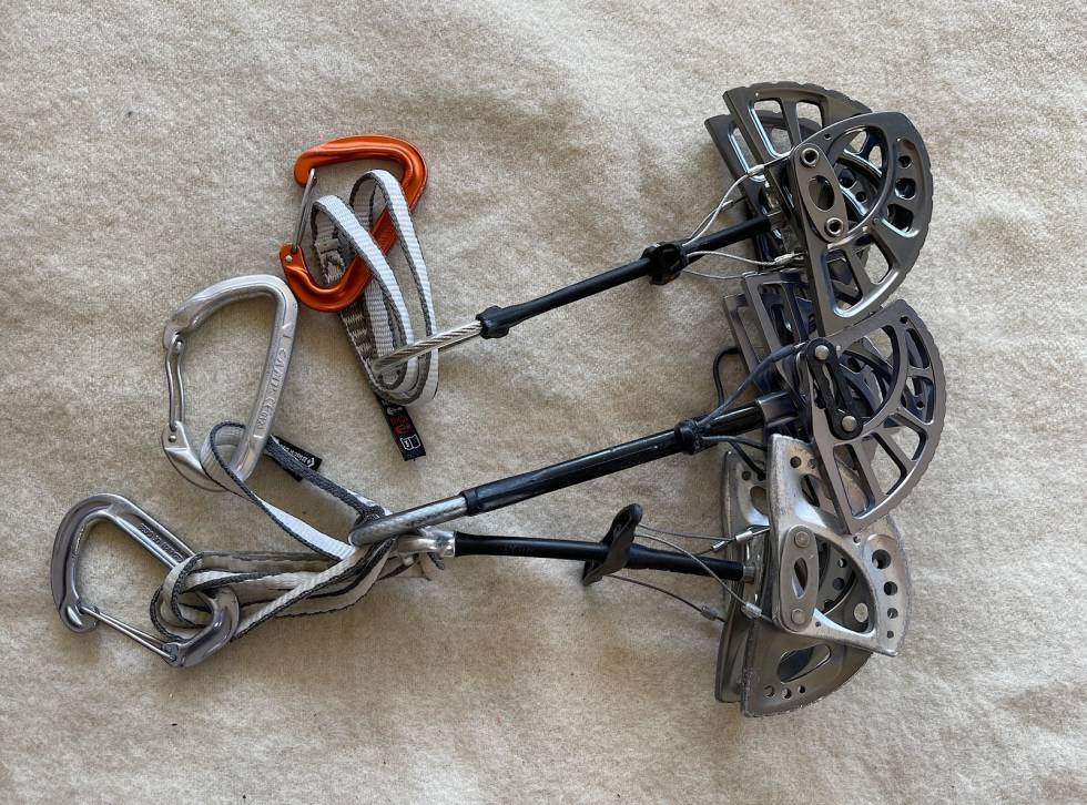 Lik farge og størrelse: Her er siste generasjons Wild Country Friend, Black Diamond Camalot Ultralight, og forrige versjon av DMM Dragon Cam. Foto: Dag Hagen nye kamkiler black diamond camalot wild country friend Dmm dragon cam