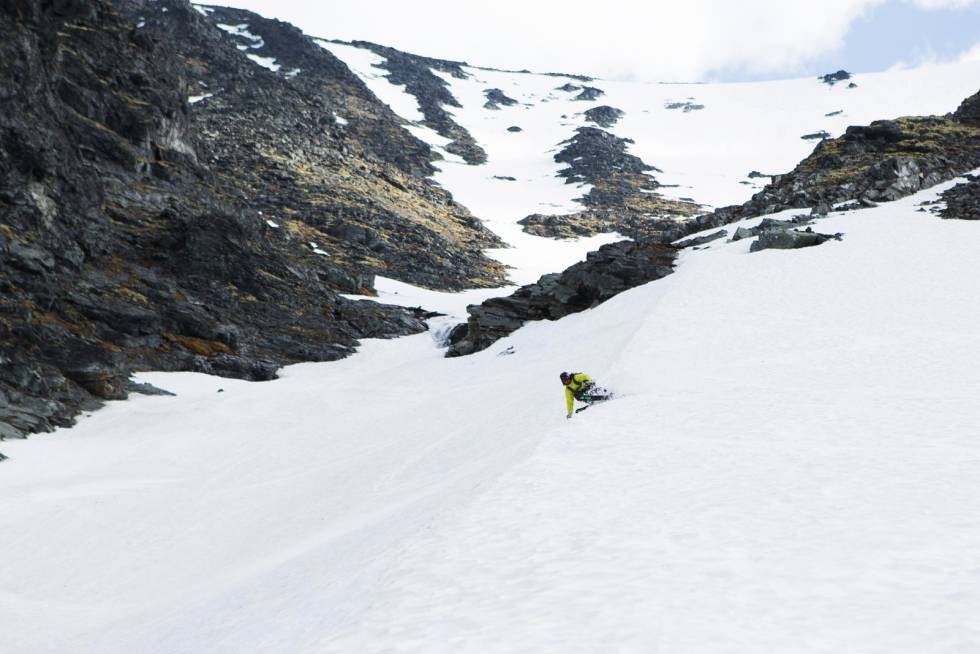 TERRENGPARK: Nederst byr Nyskridugrove på lekent terreng i en naturlig halfpipe. Henrik Ulleland leker seg i det morsomme terrenget. FOto: Tore Meirik Nyskridugrove Juvass