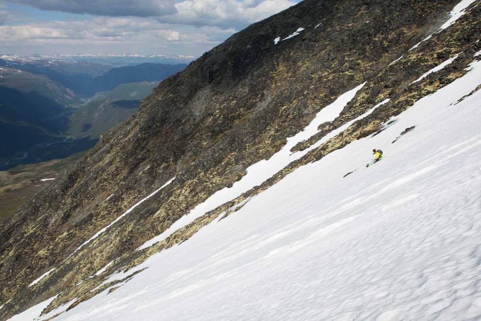 SPEEDY GONZALES: Henrik Ulleland tar renna-fart med sitt lange og mørke hår, og sikter seg inn mot Bøverdalen tusen høyde-meter lenger ned. Foto: Tore Meirik Nyskridugrove