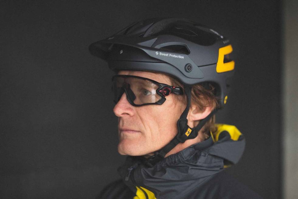 STORE BRILLER: Oakley Jawbreaker er som ny standardbrille å regne. Med fotokromatiske glass blir den veldig allsidig. Foto: Kristoffer H. Kippernes Oakley Jawbreaker
