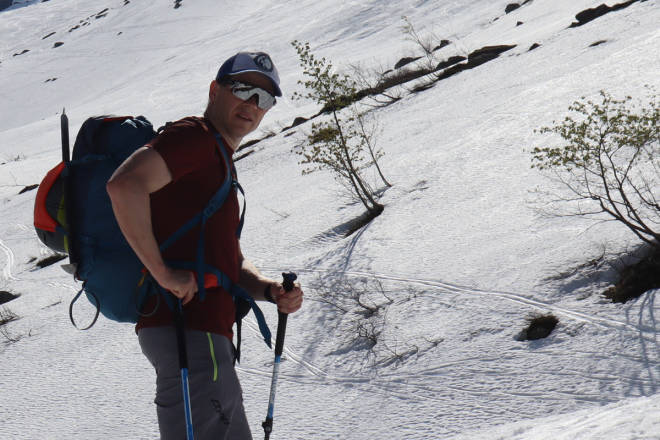 POSØR: På vei opp mot Gjuratind med Oakleys solbriller i «oppovermodus». Foto: Siv-Elin Skogen test solbriller topptur