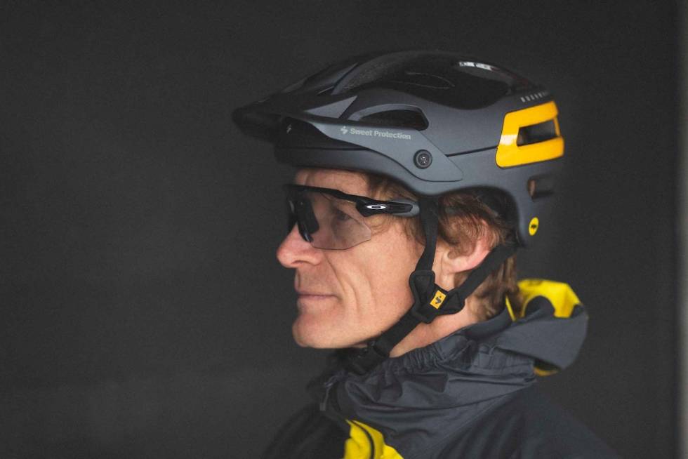VIPPBARE: Radar EV Advancer har en vippefunksjon som løfter brillene litt ut fra ansiktet. Foto: Kristoffer H. Kippernes Oakley Radard EV Advancer