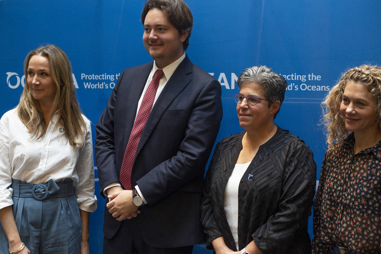 Alexandra Cousteau (venstre) sammen med statssekretær Jens Frølich Holte, Jaqueline Savitz fra Oceana og Cecilie Skog. Foto: Elin Fjelldal Alexandra Cousteau (venstre) sammen med statssekretær Jens Frølich Holte, Jaqueline Savitz fra Oceana og Cecilie Skog. Foto: Elin Fjelldal
