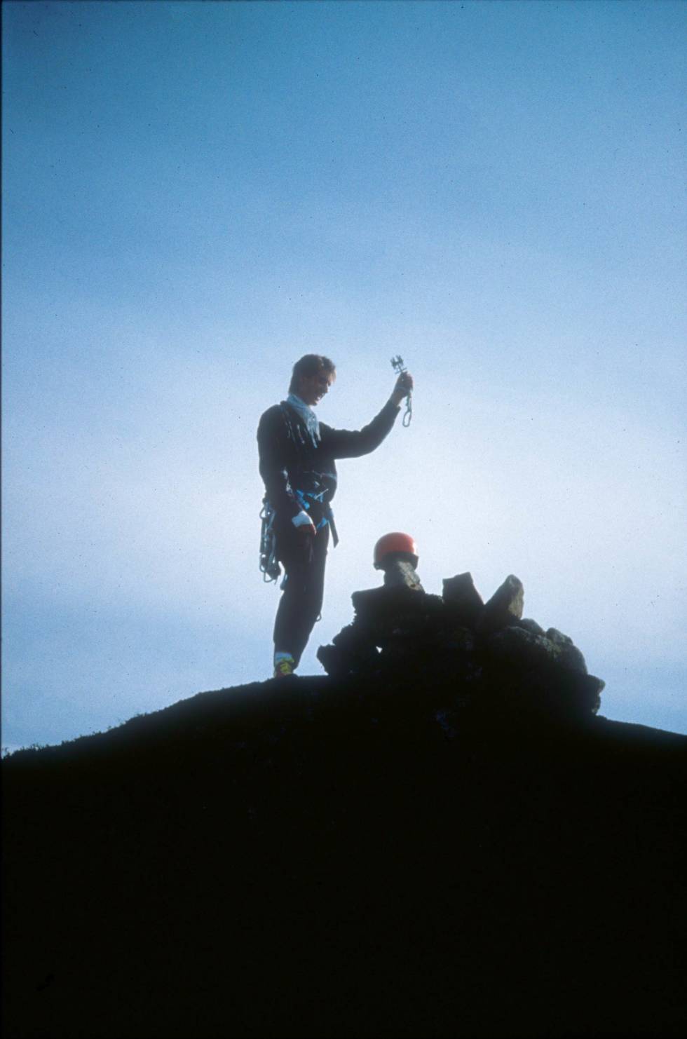 Seier: På toppen av Råna etter å ha klatret Sydveggen. Foto: Kjell Arne Andreassen Odd-Roar-Wiik-2