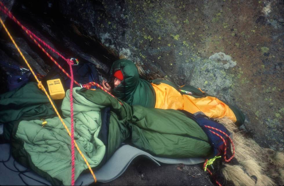 Bratt søvn: En heller ubehagelig bivuakk på vinterbestigningen av Råna Sydvegg. Foto: Kjell Arne Andreassen Odd-Roar-Wiik-3