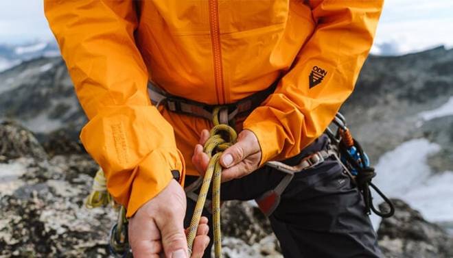 Jakken kan pakkes ned til en slyngebag som du kan feste på klatreselen. Foto: Helly Hansen Jakken kan blant annet pakkes ned til en slyngebag som kan festes på jakken