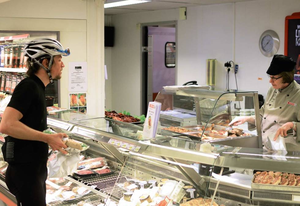 KJØTTSULTEN: Spar i Svarstad har fremdeles ferskvaredisk, perfekt for saltsugne syklister. Ødemarksrunden-Norges-flotteste-12