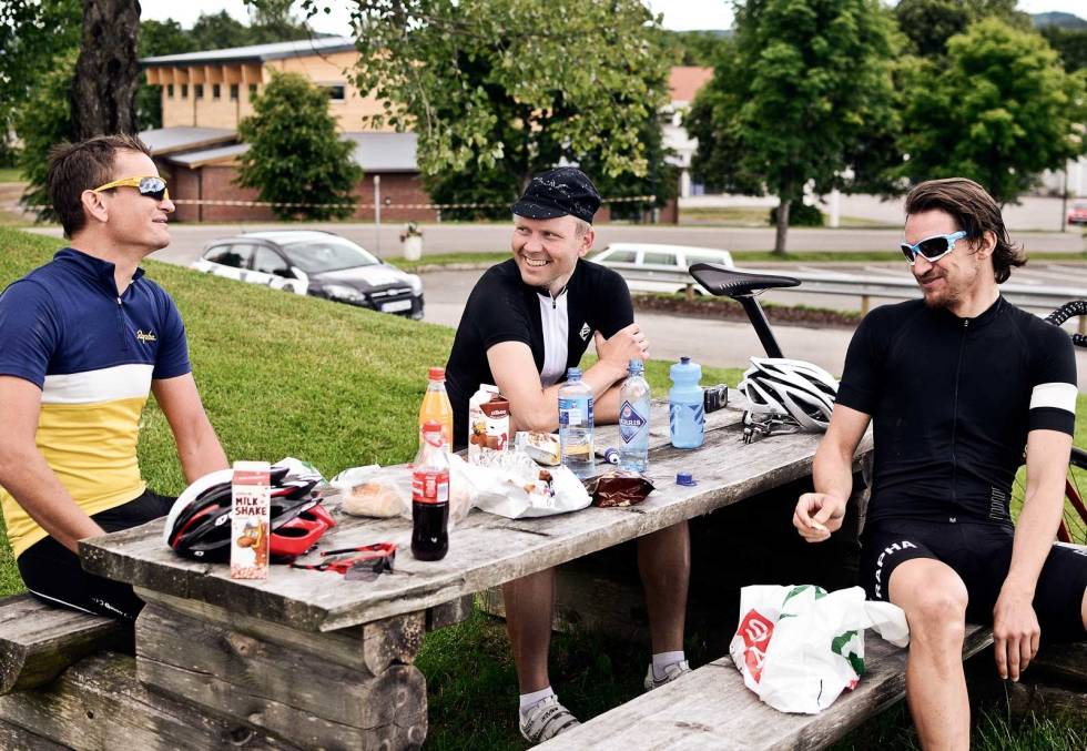 SA BRURA! Martin P. Hoff, Joar Christoffersen og Alexandre Liebst hiver skrøner om bravader som ikke kan bekreftes. Tempoet er lavt i Svarstad, og parkbenkene er nesten alltid ledige. Ødemarksrunden-Norges-flotteste-13