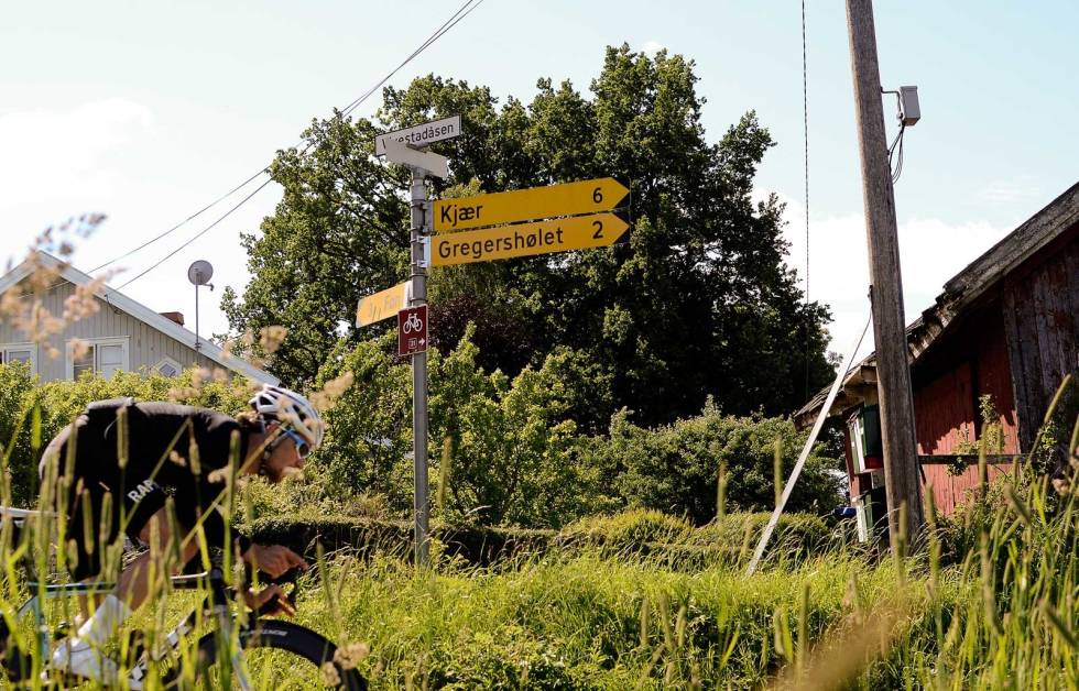 PÅ HØLET: Alexandre setter fart ned utforkjøringen, for i motsatt enda av dumpa venter den første knekkeren opp mot Gregershølet. Ødemarksrunden-Norges-flotteste-9