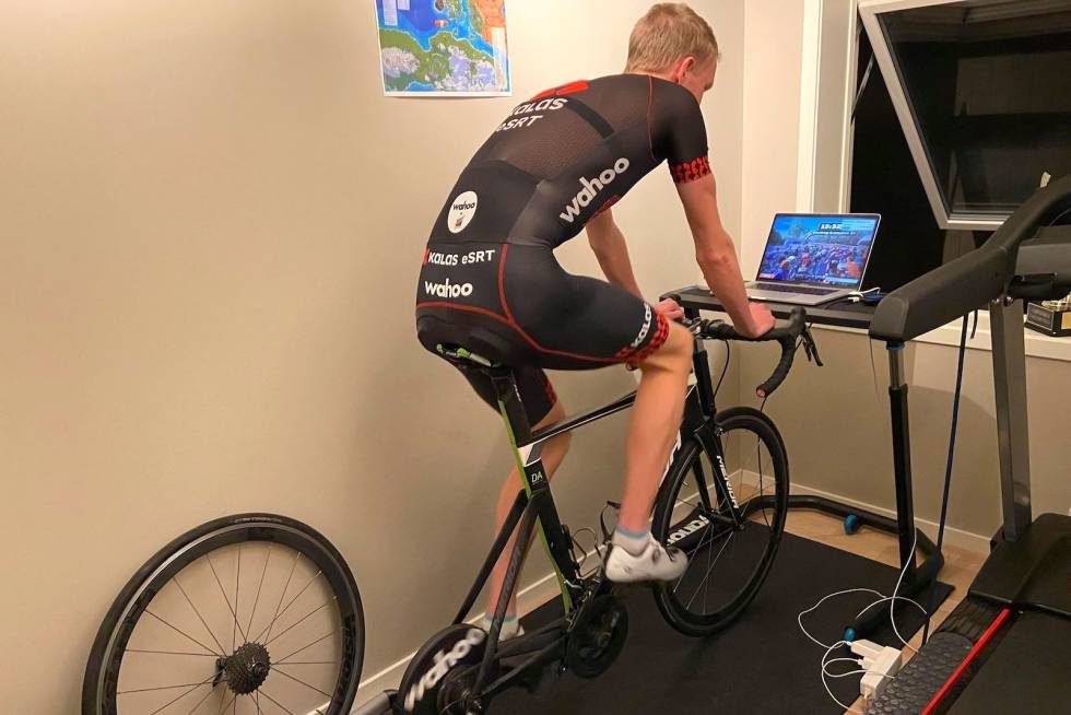 LUFTIG: Øivind Løining Bjerkseth har ikke vifte i Zwift-rommet men sykler i stedet med åpent vindu. Foto: Helen Løining Bjerkseth Øivind Løining Bjerkseth i Zwift