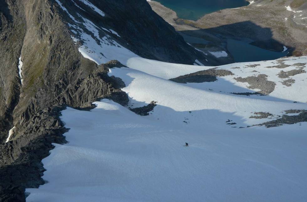 STORE SNØFELT: Selv etter en av de dårligste snøvintrene på mange år, var det skiføre på toppturklassikeren Fløtatind i august. Sindre Janson Haverstad setter fart på deilig snø ned mot Øksendalen. Foto: Bård Smestad Øksendalen
