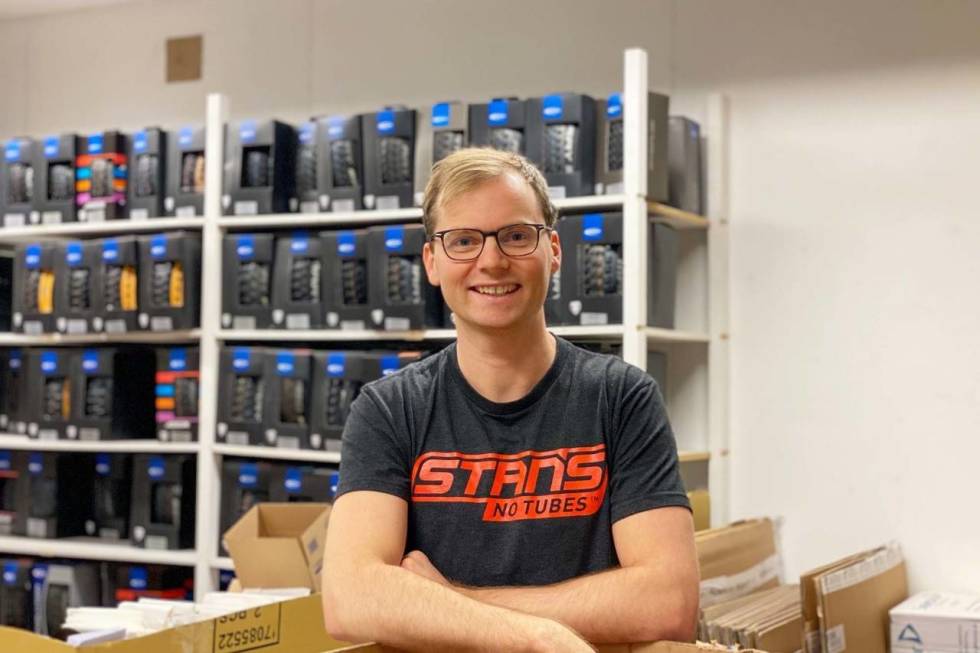 POPULÆRE VARER: Ørjan Nordtveit i Sykkelkomponenter.no har solgt sykkelruller fortere enn han makter å fylle på lageret. Foto: Sykkelkomponenter. Ørjan Nordtveit sykkelkomponenter salg ruller