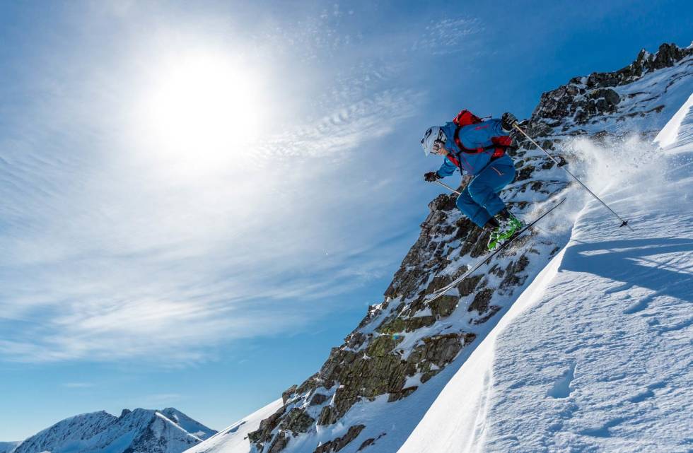 De fleste velger å skli eller gå litt ned ryggen før de tar inn i Østflanken. Alternativt bare hoppe rett inn.. Foto: Einar Engdal Øspetinden-Toppturer-i-Romsdalen-2