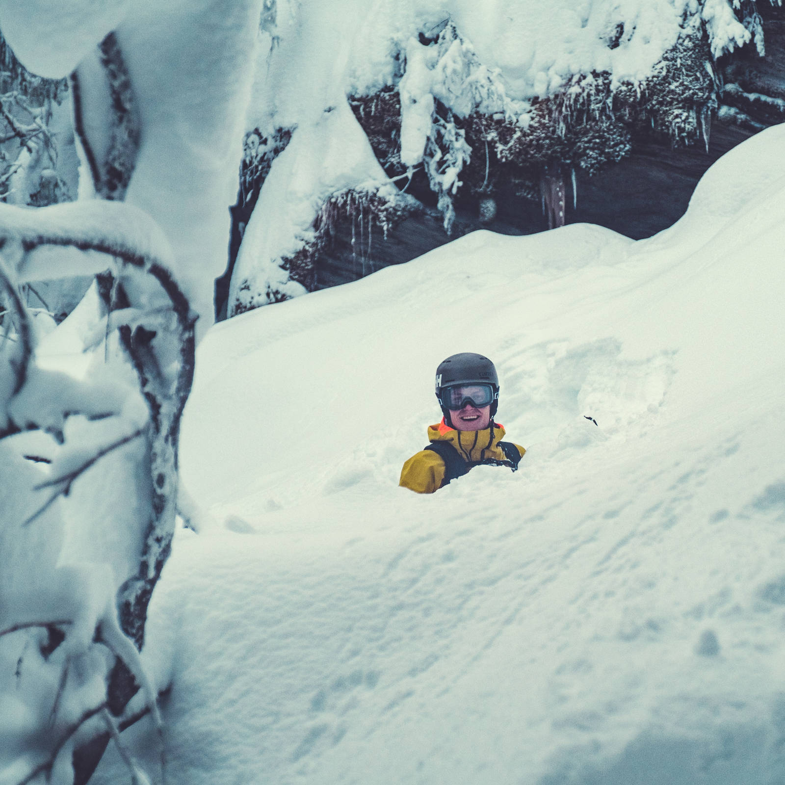 Om det var mye snø på Kvitfjell? Kan se sånn ut. Øystein Aasheim er over 190 centimeter lang, og om han ikke kryper seg sammen for bildets skyld, så kan vi trygt si det var nok, om ikke annet. Bilde: Bård Gundersen Øystein Aasheim mye snø Kvitfjell. Bilde: Bård Gundersen