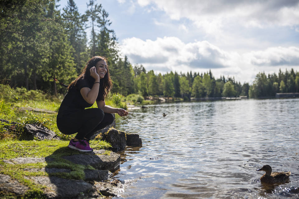 ØYUNGEN: Fra Skar kan du følge Skarselva opp til Øyungen, og vannet er forholdsvis stort. Hadia Tajik deler litt av bollen sin med endene. Foto: Marte Stensland Jørgensen Øyungen oslo