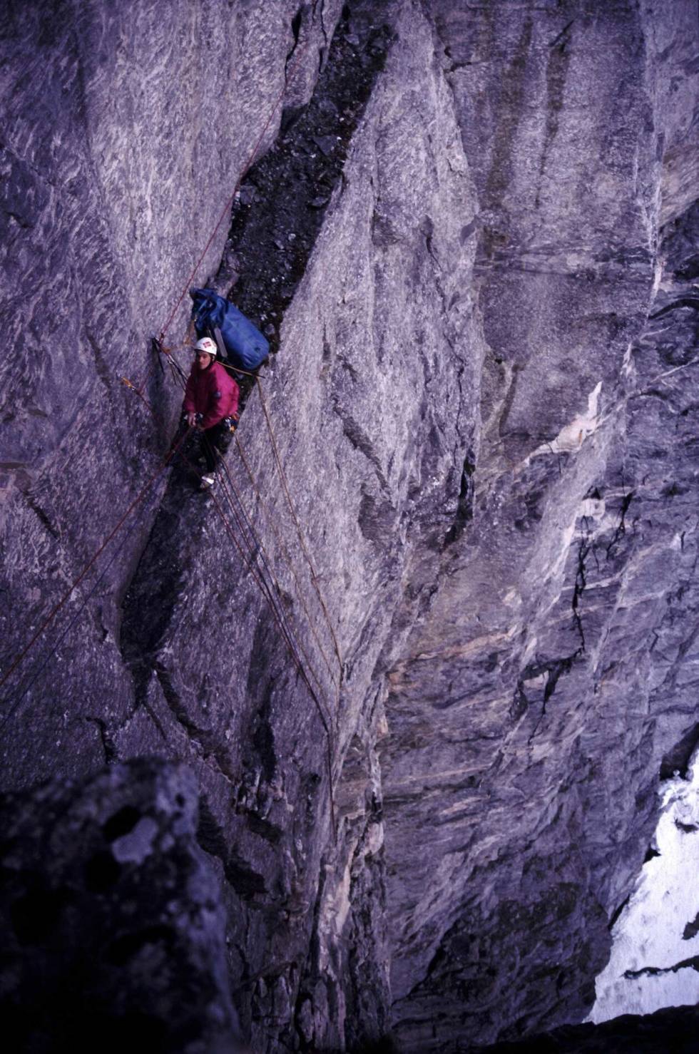 Bratt! Øyvind på ei luftig hylle i Trollveggen. Foto: Aslak Aastorp Øyvind-Vadla-8.5