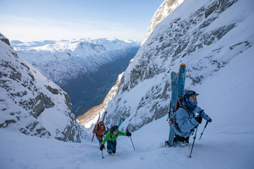 SNART KOMMER VINTER´N: Hurra! Dette bildet ble tatt 24. oktober i fjor, og viser tre karer som heldigvis hadde utstyret i orden da sesongens første tur gikk av stabelen. Foto: Tore Meirik sesongstart topptur