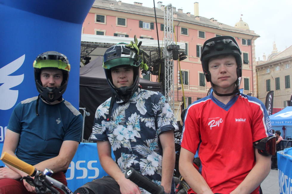 Albin Littorin-Sandbu (til høyre) under Enduro-VM Trophy of Nations i Italia i høst, der han stilte med Ola Jåvold Landmark (til venstre) og Magnus Slinger. Foto: Ingeborg Scheve Rye Enduro