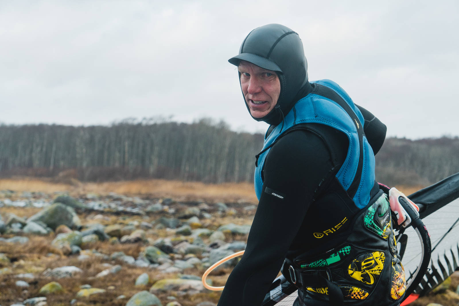 FREKVENTERER: Olav Bleivik er stort sett å treffe på Saltstein når vinden uler og bølgene ruller. Bilde. Christian Nerdrum Olav Bleivik Saltstein windsurfing