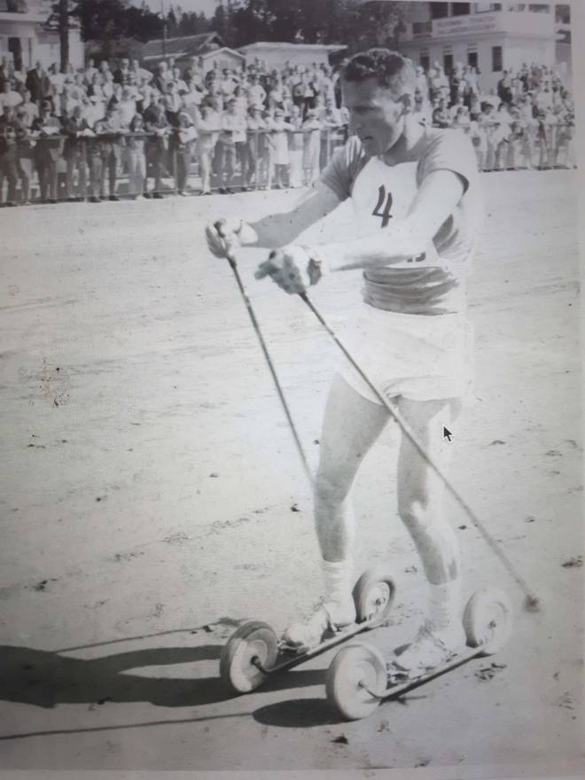 LEGENDEN: Ole Ellefsæter i oppvisningsrenn på Momarken i slutten av 1960-åra. ole ellefsæter rulleski